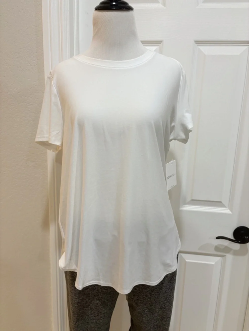 NWT Beyond Yoga Featherweight On The Down Low Tee White Size M - Picture 4 of 11